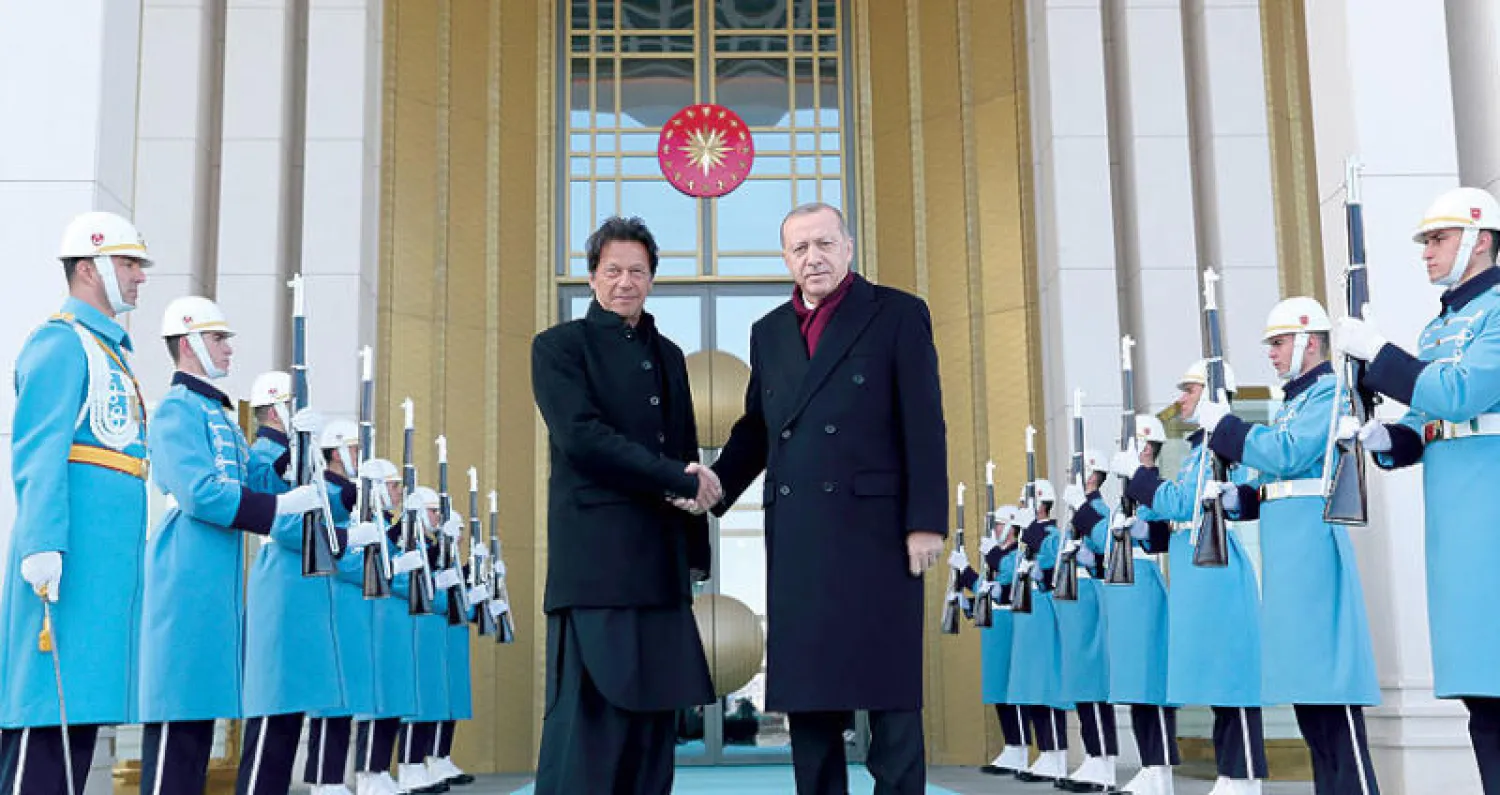 الرئيس التركي ورئيس الوزراء الباكستاني  بالقصر الرئاسي في أنقرة أمس (إ.ب.أ)