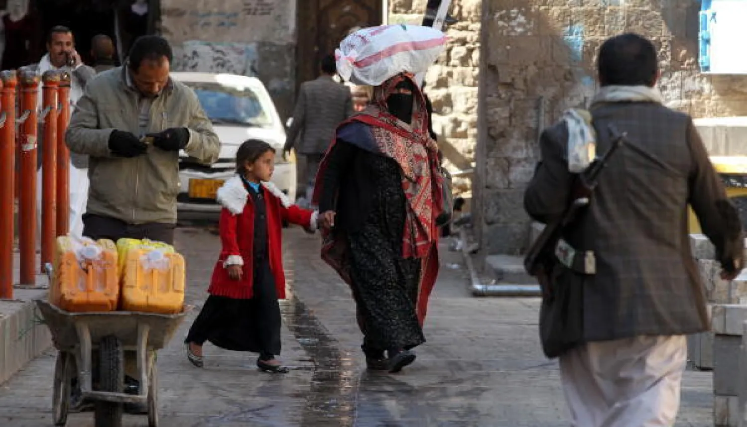 يمنيون في إحدى شوارع صنعاء القديمة (إ.ب.أ)