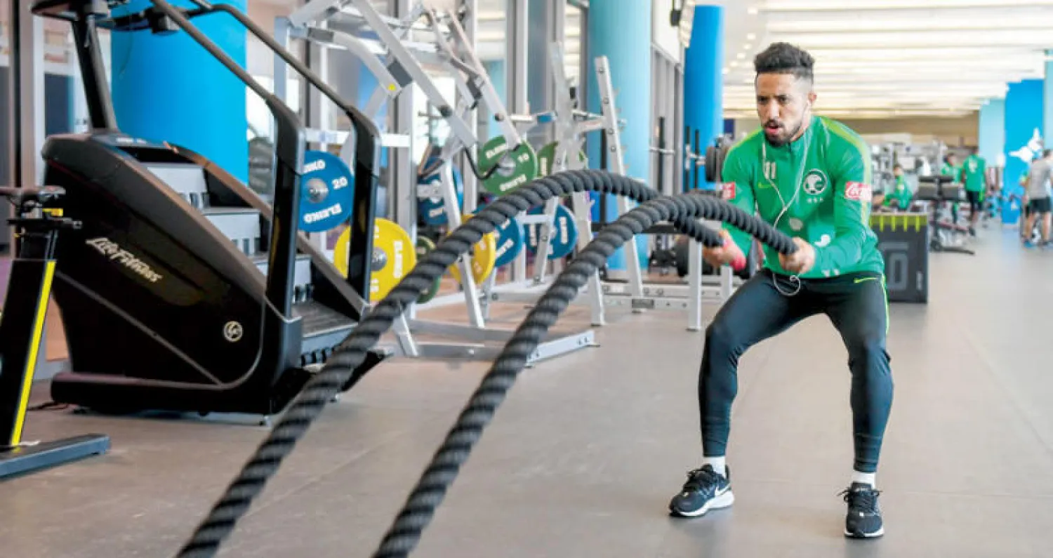 هتان باهبري خلال تدريبات اللياقة والحديد (الشرق الأوسط)