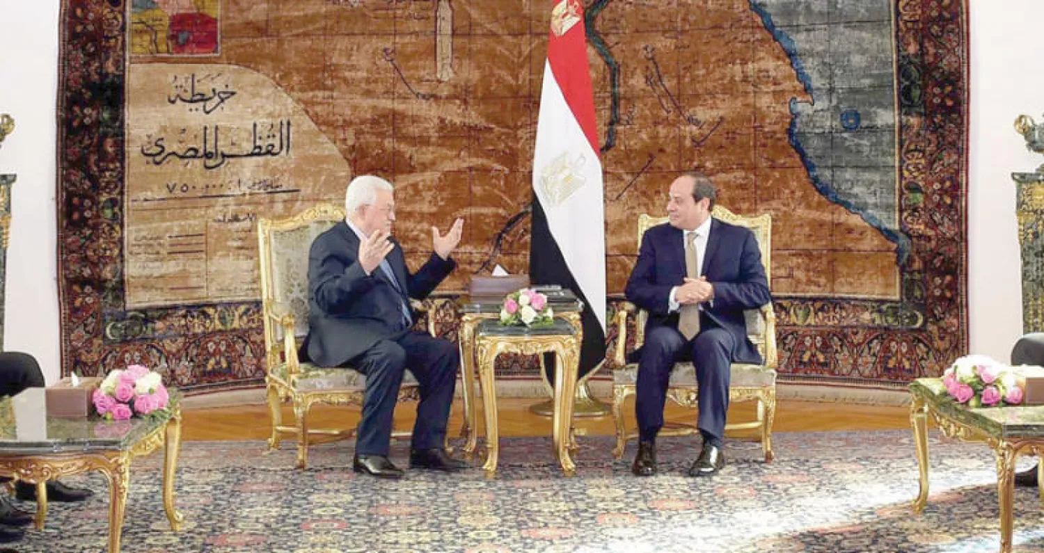 الرئيسان السيسي وعباس خلال محادثاتهما بحضور أعضاء وفدي البلدين في قصر الاتحادية بالقاهرة أمس (أ.ف.ب)