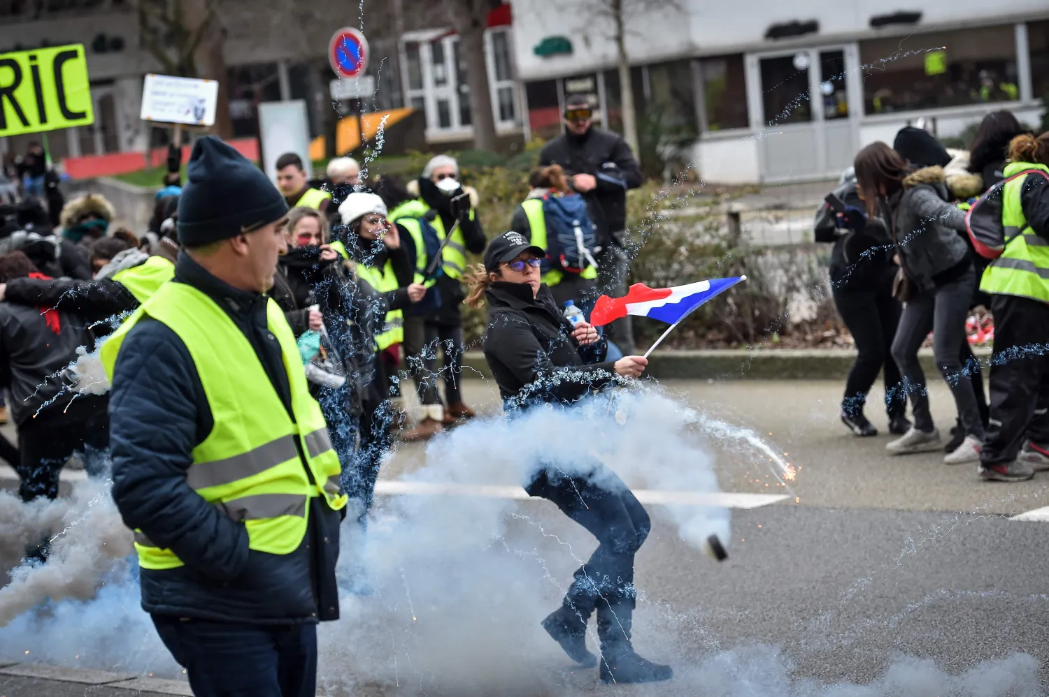 جانب من الصدامات بين محتجين وقوى الأمن في باريس (أ.ف.ب)