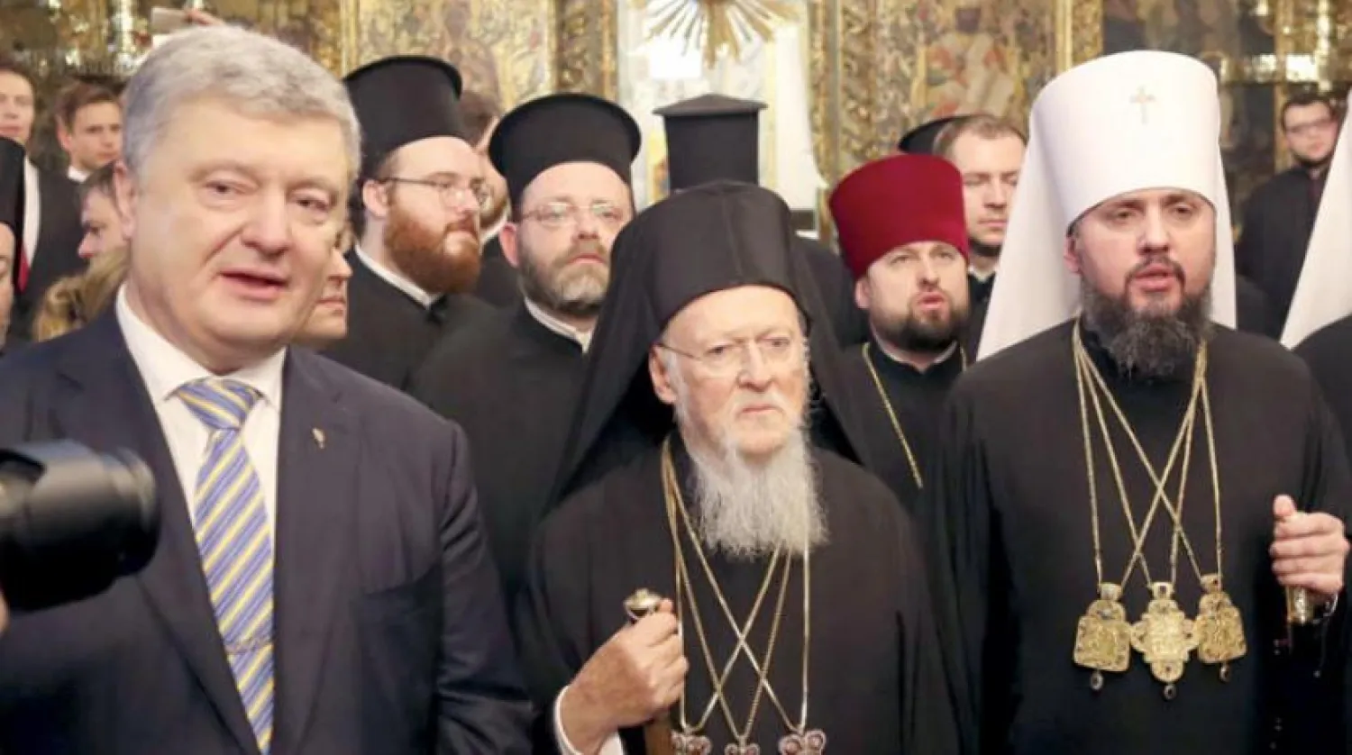 Ukrayna Devlet Başkanı Petro Poroşenko dün İstanbul’daki Ortodoks Kilisesi’nde din adamlarıyla yapılan törenle (EPA)