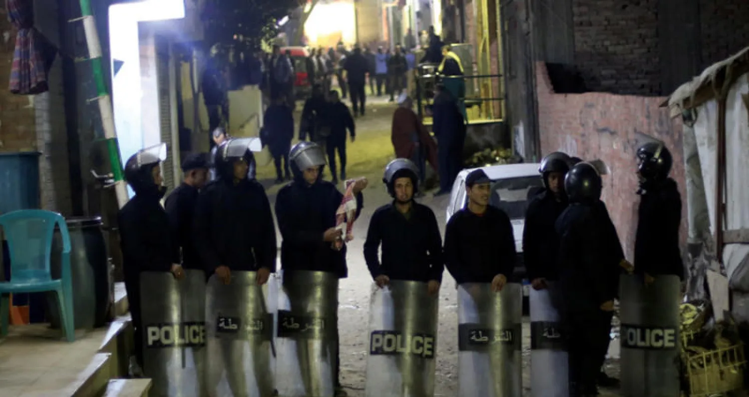 قوات أمن قرب كنيسة شرق القاهرة بعد مقتل ضابط خلال محاولته تفكيك عبوة ناسفة أول من أمس (إ.ب.أ)