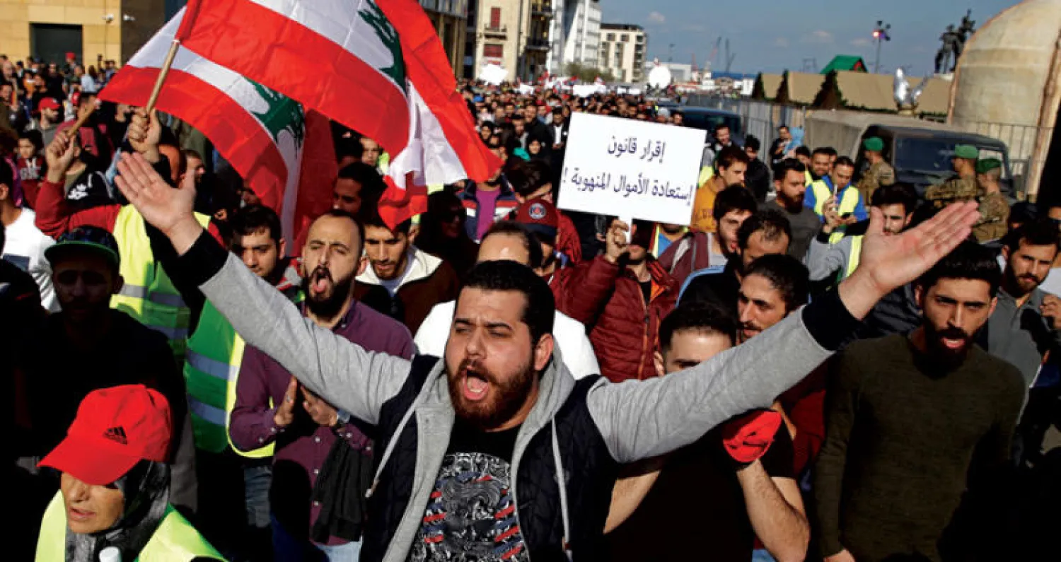 مظاهرات انطلقت الشهر الماضي في لبنان احتجاجاً على الفساد وعدم تشكيل الحكومة (إ.ب)