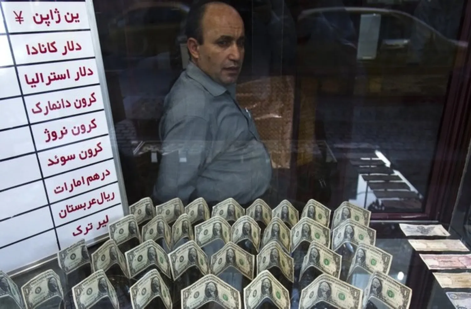 An exchange currency dealer sits at his shop October 24, 2011. (File Photo: Reuters)
