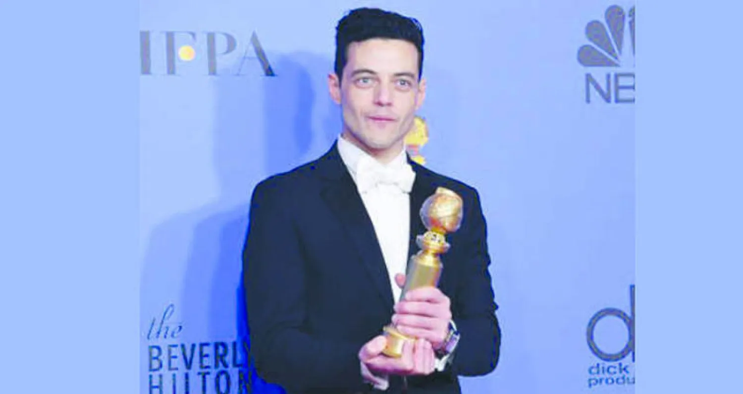 مالك يتسلم الجائزة (أ.ف.ب)