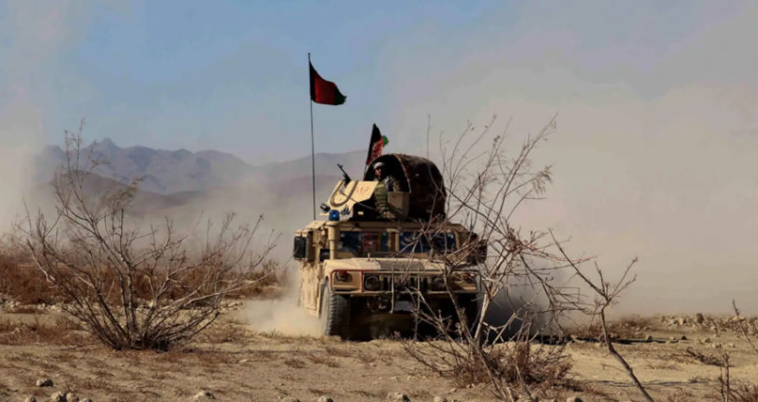 مدرعة أفغانية في مطاردة لفلول «طالبان» بمنطقة شاه والي كوت في قندهار أول من أمس (إ.ب.أ)