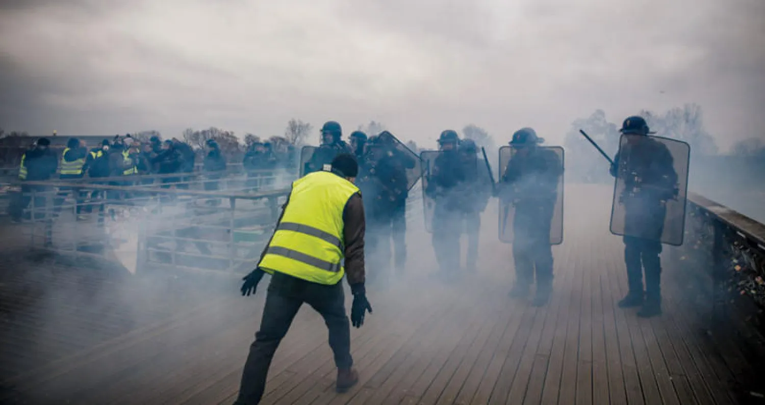 اشتباكات بين متظاهرين والشرطة في باريس السبت الماضي (أ.ف.ب)