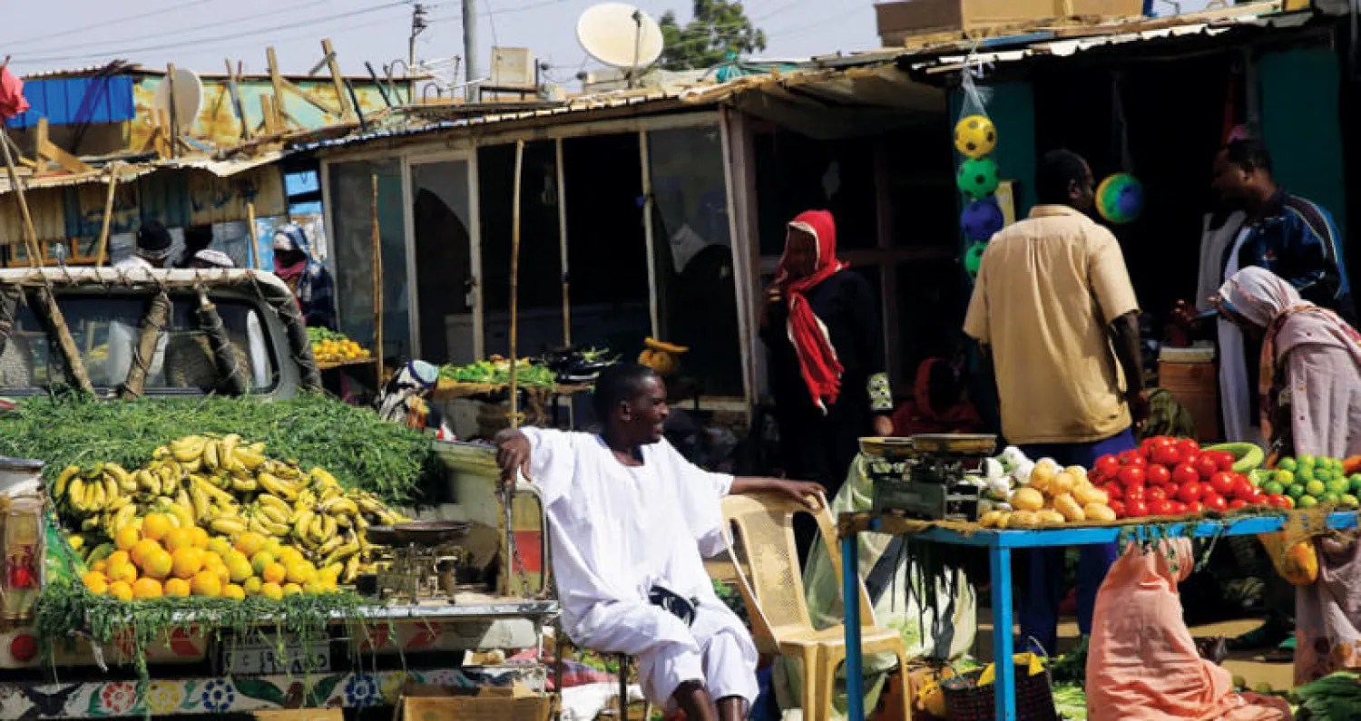 سوق للخضار في الخرطوم التي تشهد مظاهرات ضد حكم الرئيس عمر البشير (رويترز)