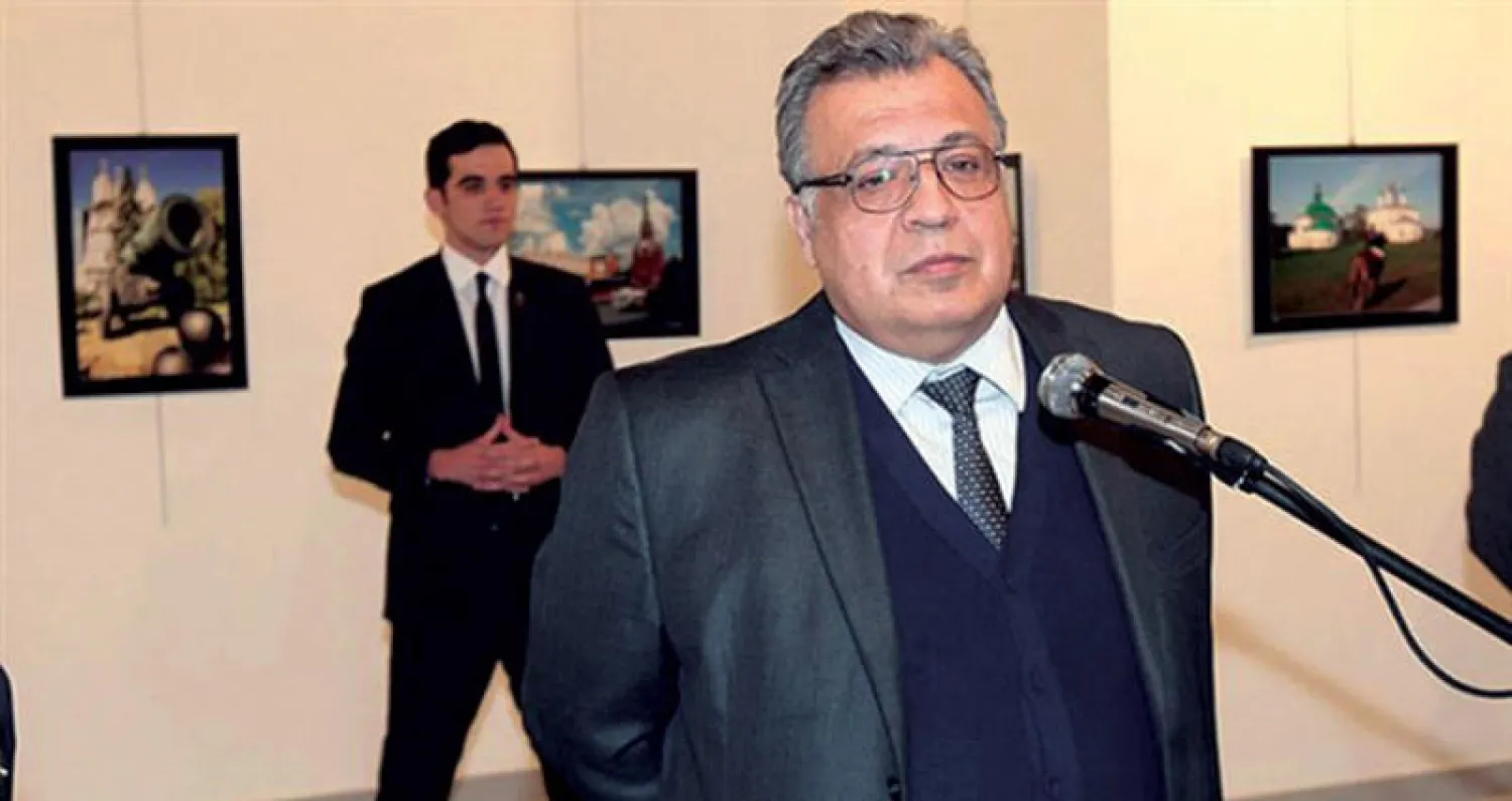 السفير كارلوف وفي الخلفية الشرطي القاتل (الشرق الأوسط)