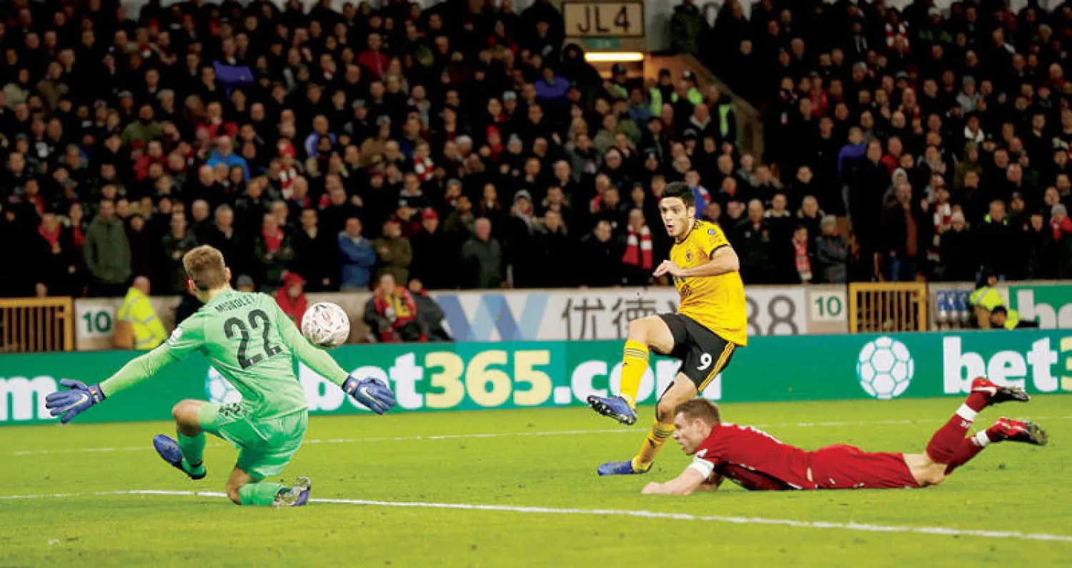 خيمينيز لاعب ولفرهامبتون يسجل هدف فريقه الأول في مرمى ليفربول (رويترز)