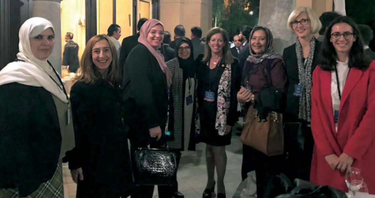 ستيفاني ويليامز نائبة غسان سلامة خلال لقائها قيادات ليبية على هامش مؤتمر «باليرمو» الإيطالية (البعثة الأممية)