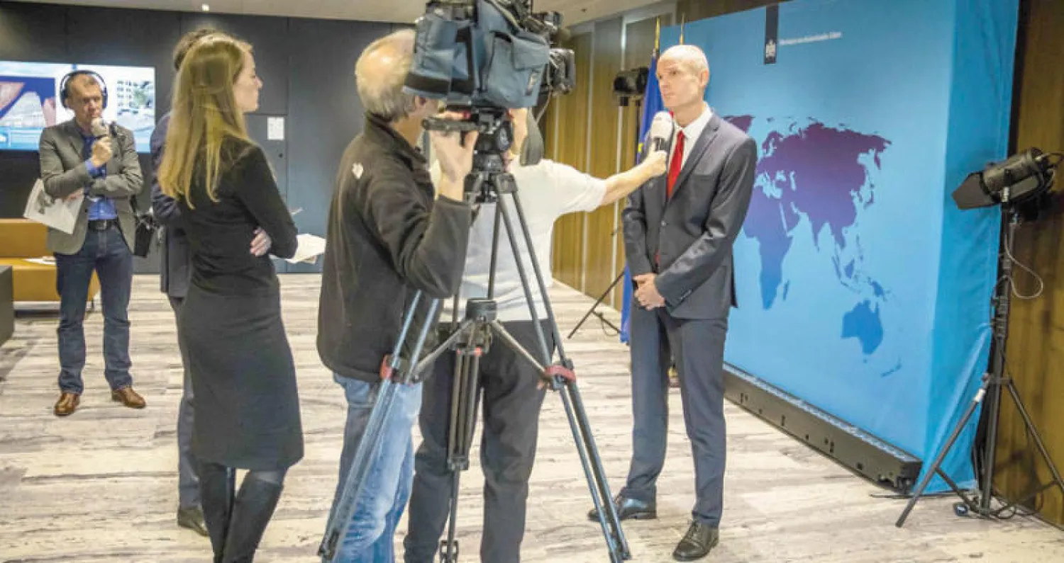 وزير الخارجية الهولندي ستيف بلوك يتحدث في مقر البرلمان لوسائل الإعلام بعد تسليم رسالة أمس حول اغتيالين سياسيين (أ.ف.ب)