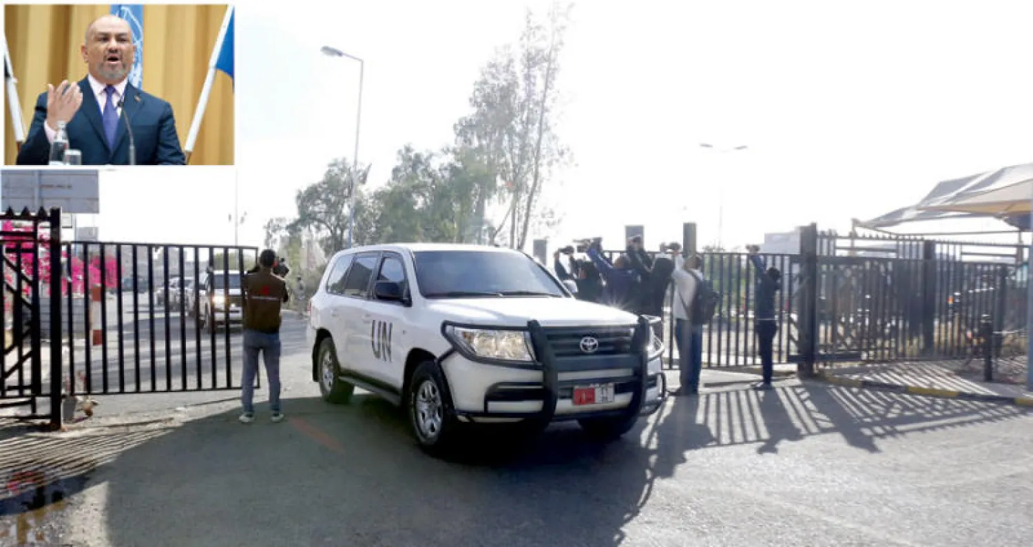 سيارة المبعوث الأممي إلى اليمن لدى دخولها مطار صنعاء أمس قبل أن يغادر متجهاً إلى الرياض (إ.ب.أ)... وفي الإطار وزير الخارجية خالد اليماني (أ.ب)