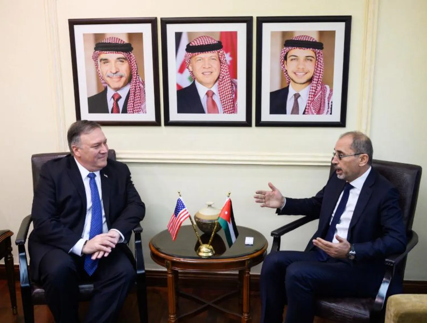 وزير الخارجية الأردني أيمن الصفدي مستقبلاً نظيره الأميركي مايك بومبيو في عمّان (أ. ف. ب)