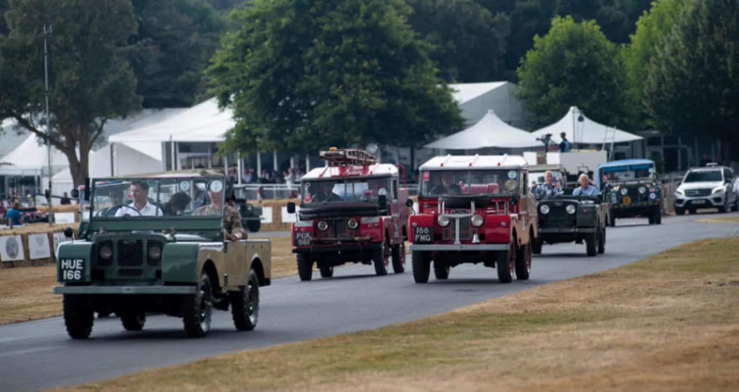 موكب سيارات «ديفيندر» التاريخية في مهرجان {غودوود} الأخير