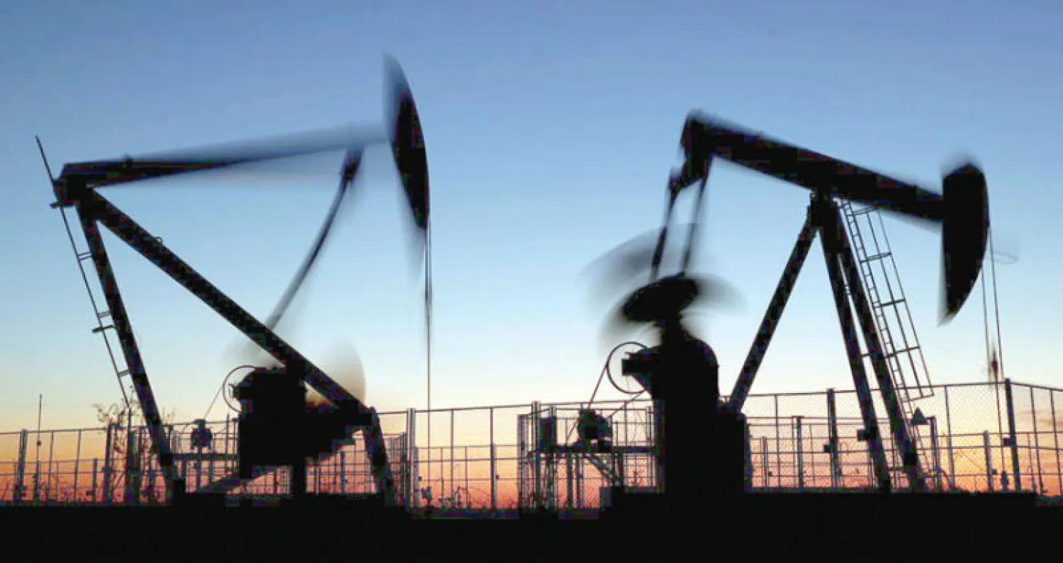 انخفاض أسعار النفط سيؤثر بشكل كبير على الاستثمارات في المشاريع المتعلقة به حول العالم (رويترز)