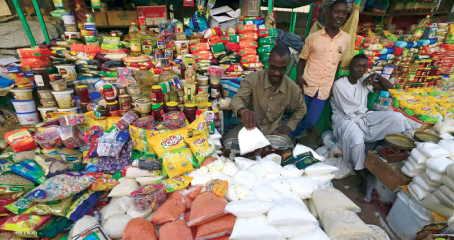 سوق شعبية في الخرطوم (رويترز)