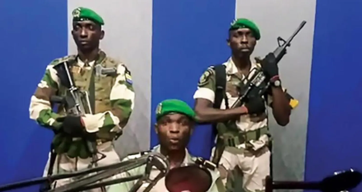 عسكري يقرأ بيان الانقلاب في مبنى الإذاعة في ليبرفيل اول أمس (أ.ف.ب)