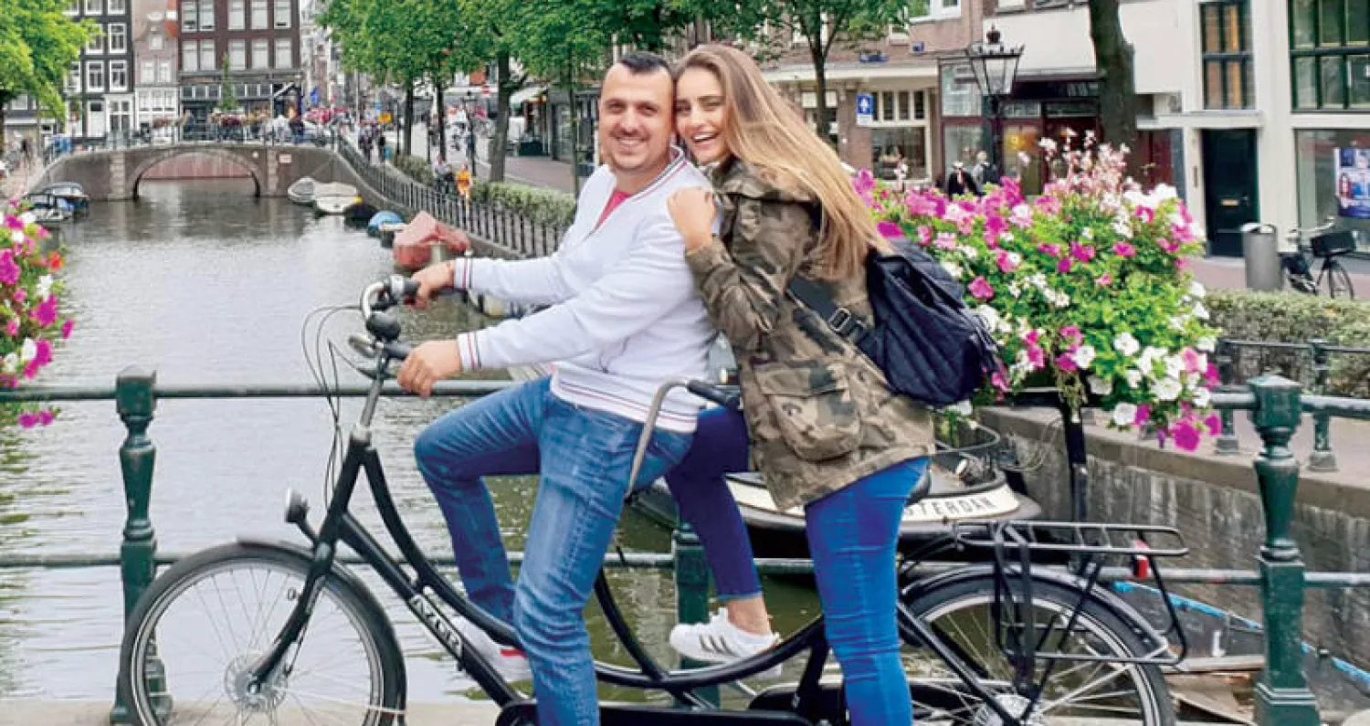 مع زوجها في أمستردام