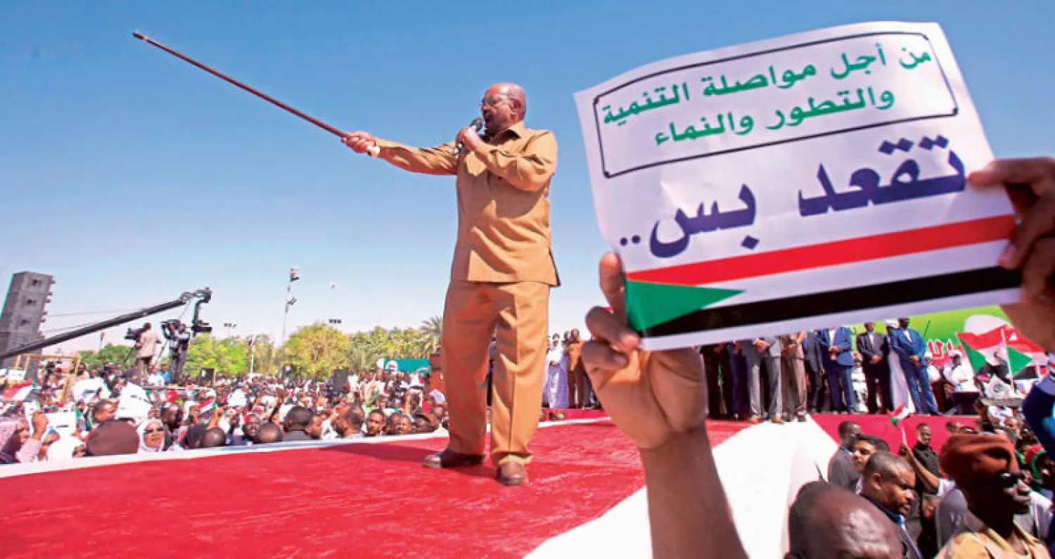 البشير خلال تجمع لمؤيديه في الساحة الخضراء بالعاصمة السودانية أمس (أ.ف.ب)