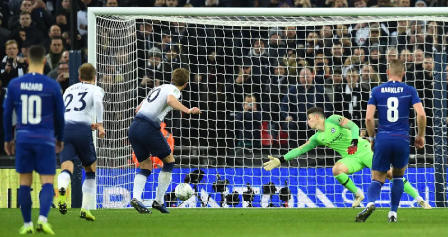 هاري كين مهاجم توتنهام يسجل من ركلة الجزاء في مرمى تشيلسي (أ.ف.ب)