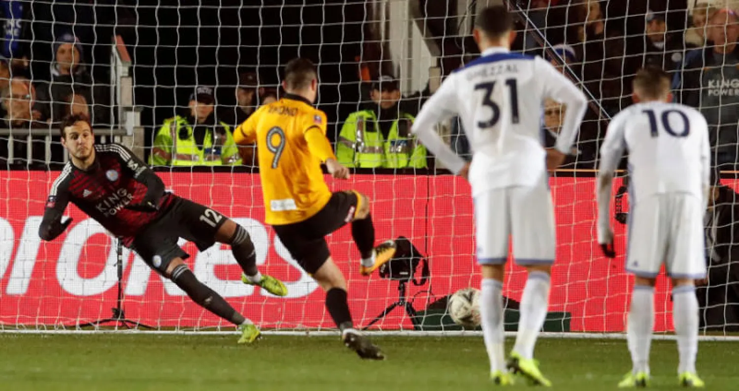 بادريج أموند يسجل من ركلة الجزاء ليمنح نيوبورت انتصاراً تاريخياً على ليستر (رويترز)