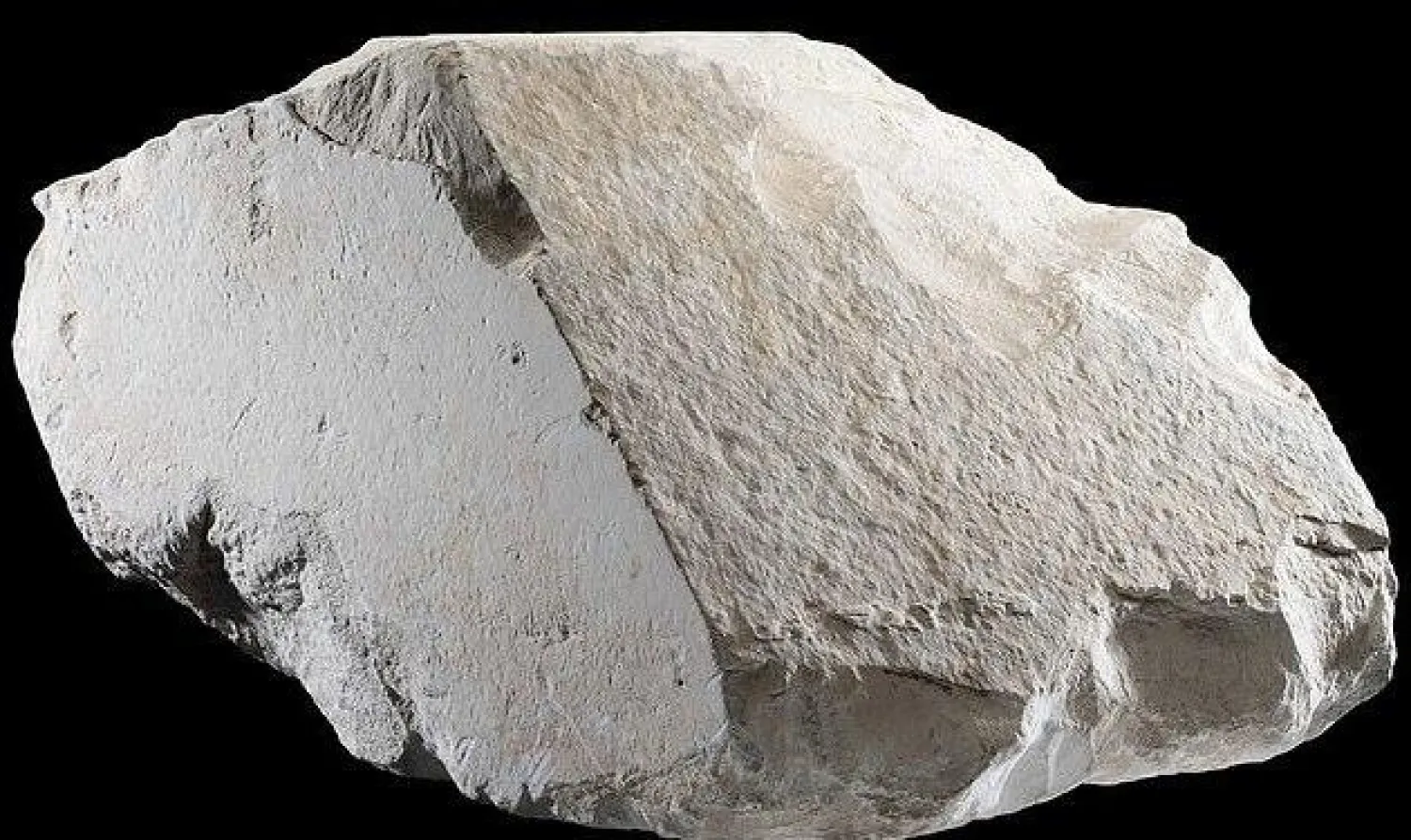 قطعة الحجر الجيري المنسوبة للهرم الأكبر (صحيفة «ديلي ميل» البريطانية)