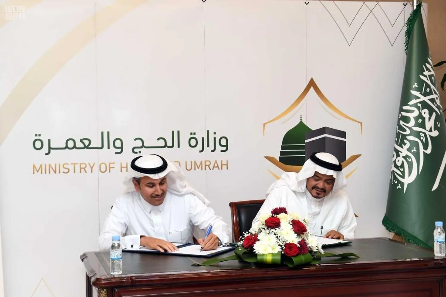 The Ministry of Hajj and Umrah and Saudi Arabian Airlines sign a deal to establish digital platforms for Umrah pilgrims. (SPA)