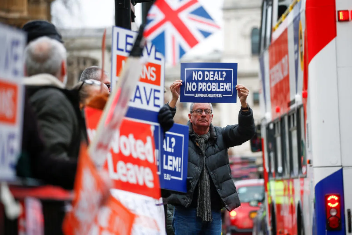مؤيدون للخروج من الاتحاد الأوروبي قرب مقر مجلس العموم في لندن (رويترز)