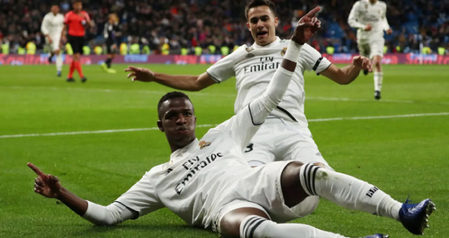 فينيسيوس في المقدمة يحتفل بعد أن سجل هدفاً وصنع آخر للريـال (رويترز)