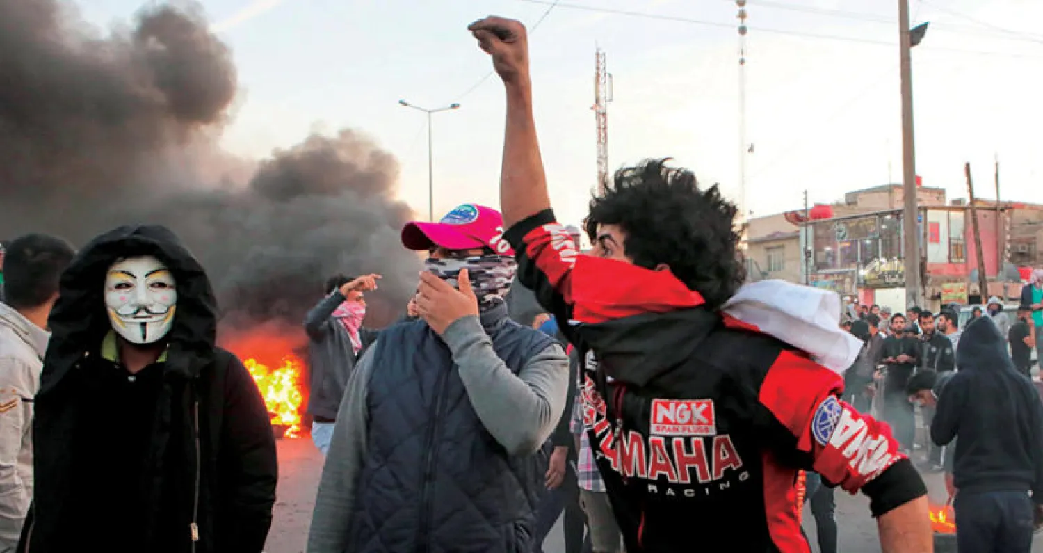 محتجون ضد البطالة وسوء الخدمات يتظاهرون أمام مبنى محافظة البصرة أمس (أ.ب)