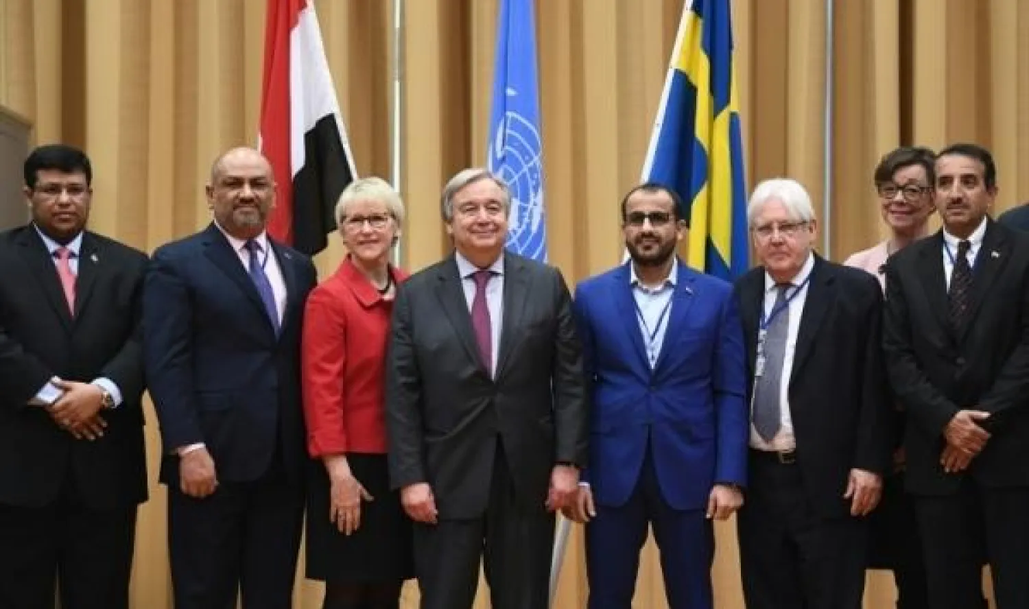 غوتيريش ووزيرة الخارجية السويدية وغريفيث يتوسطون وفدي الحكومة اليمنية والحوثيين في نهاية مشاورات السويد المنعقدة بين 6 و13 ديسمبر 2018 (أ.ف.ب)