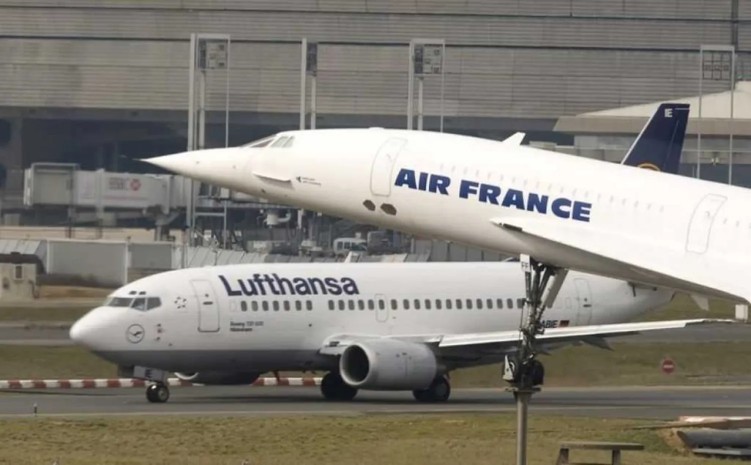 A Lufthansa aircraft passes by the retired Air France Concorde number 5 on the tarmac of Roissy airport, northern Paris. Photo: Reuters