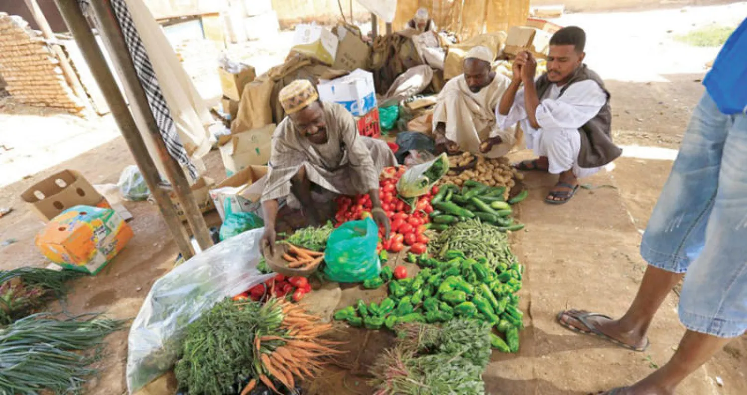 الحكومة السودانية تحاول تخفيف غضب المواطنين من غلاء المعيشة (رويترز)
