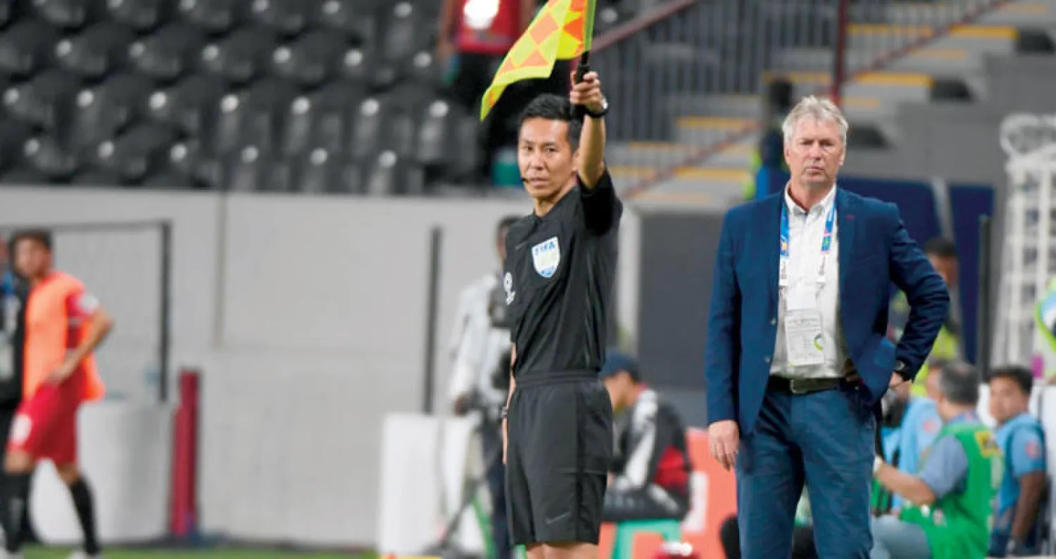 مدرب اليمن يراقب أداء لاعبيه خلال مباراة إيران الماضية (الشرق الأوسط)