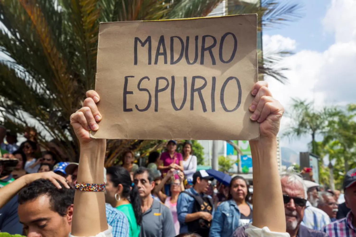 تظاهرة معارضة للرئيس الفنزويلي نيكولاس مادورو في كراكاس (إ.ب.أ)