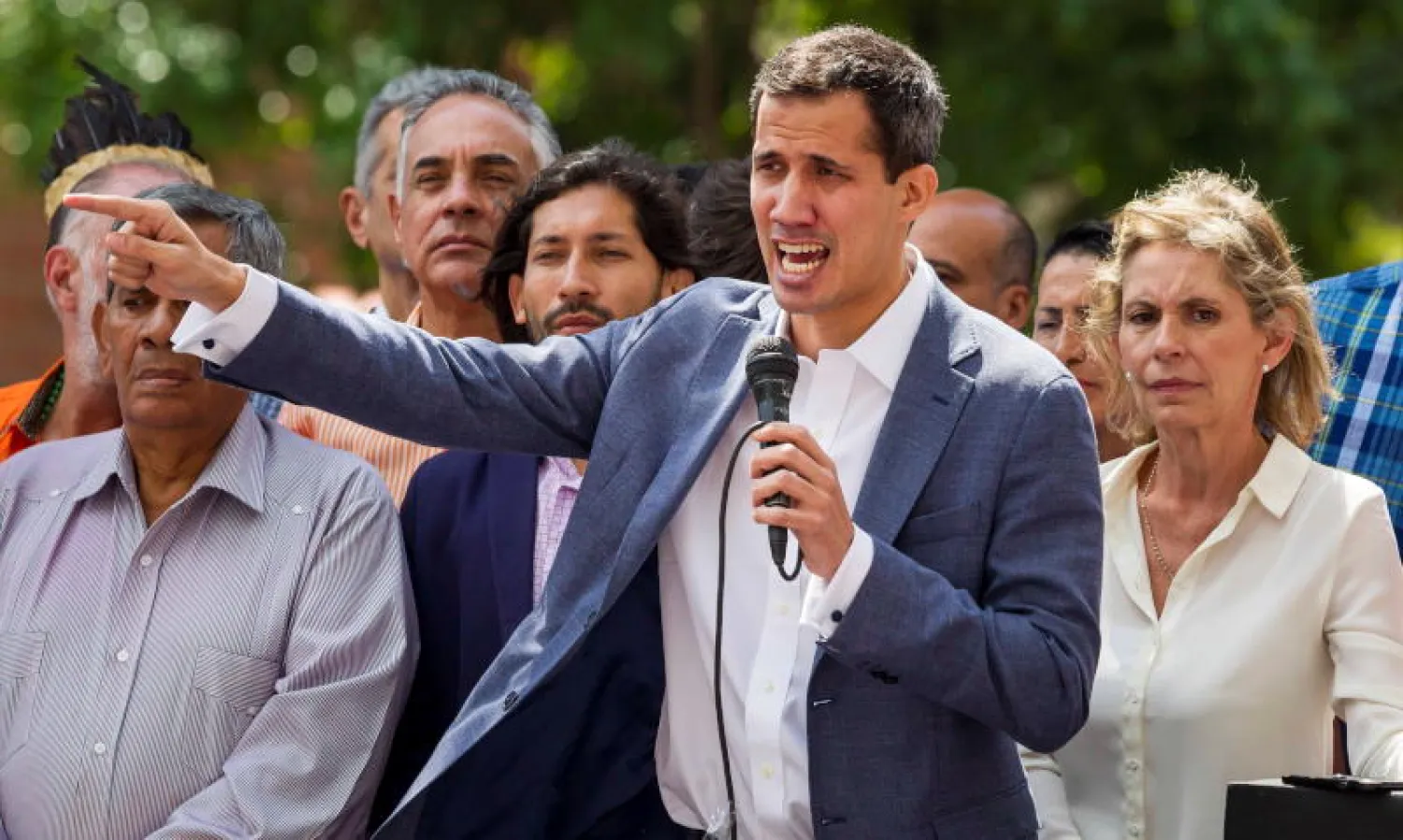 زعيم الكونغرس الفنزويلي خوان جوايدو وسط مؤيديه (إ.ب.أ)