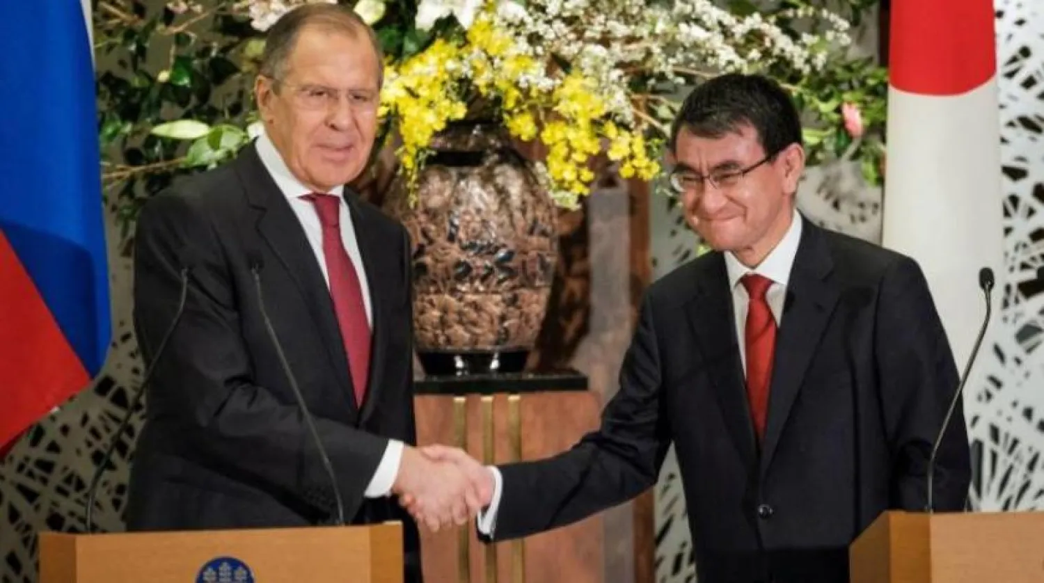 Japonya Dışişleri Bakanı Taro Kono, Tokyo’da Rus mevkidaşı Sergey Lavrov ile tokalaşırken- Arşiv (Reuters)