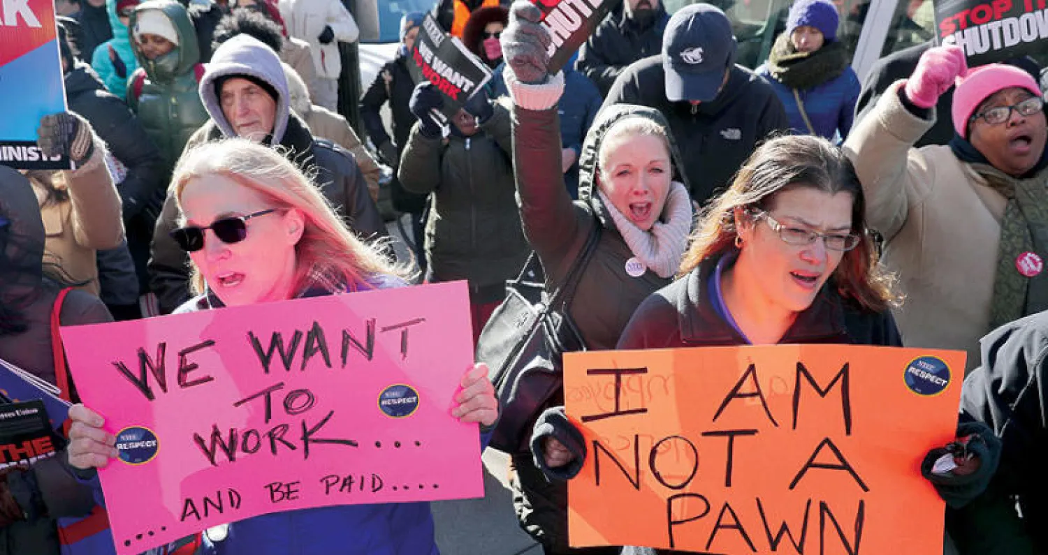 الآلاف يتظاهرون في واشنطن للمطالبة بإنهاء الأزمة والعودة إلى وظائفهم (أ.ف.ب)