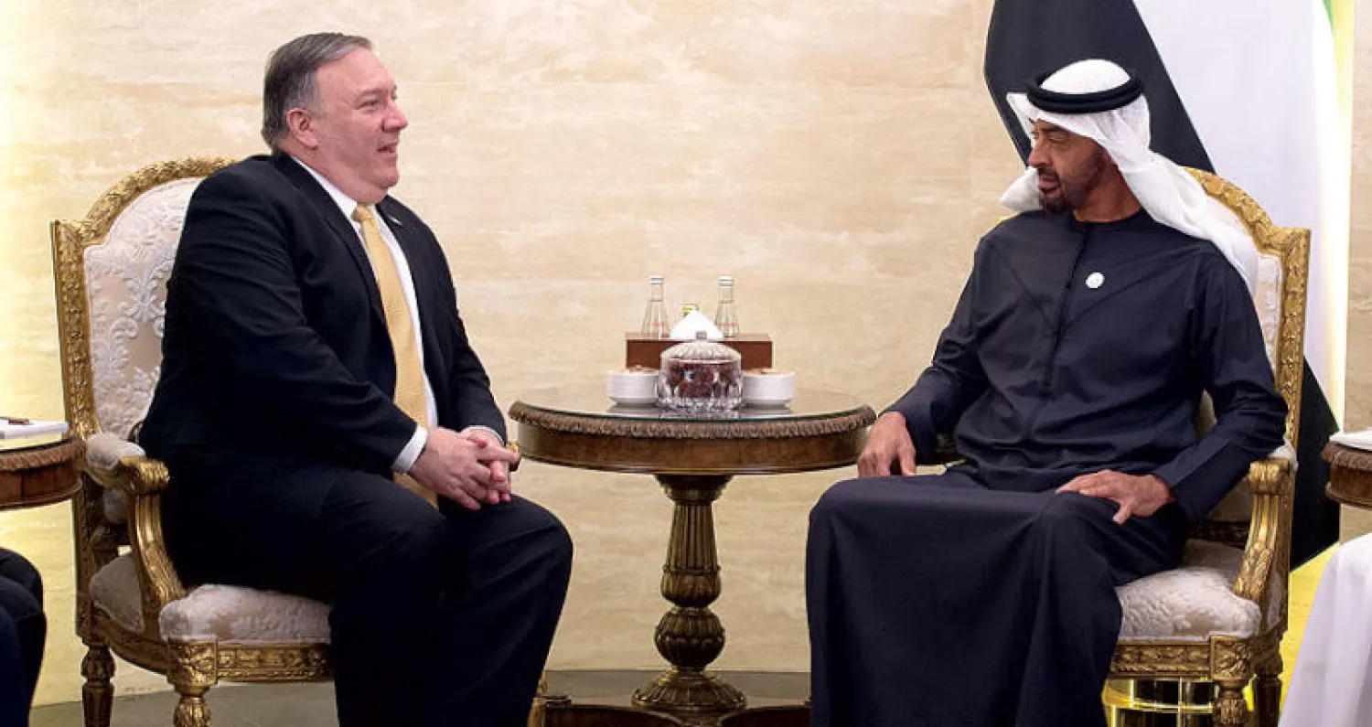 الشيخ محمد بن زايد ولي عهد أبوظبي لدى استقباله وزير الخارجية الأميركي مايك بومبيو في أبوظبي أمس (أ.ب)