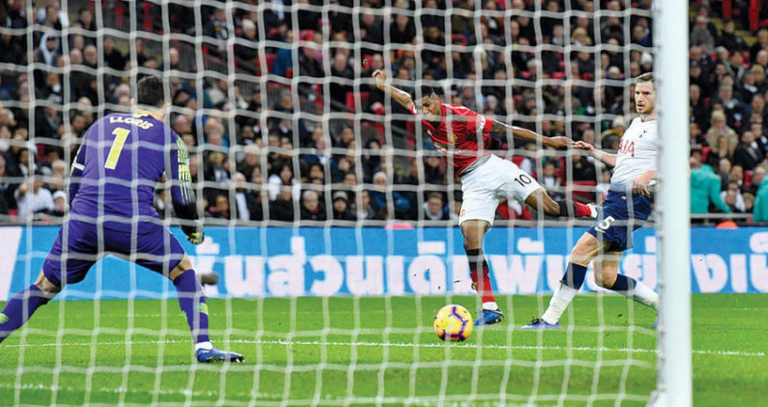 راشفورد يسدد نحو مرمى توتنهام ليسجل الهدف الذي منح يونايتد الفوز (إ.ب.أ)