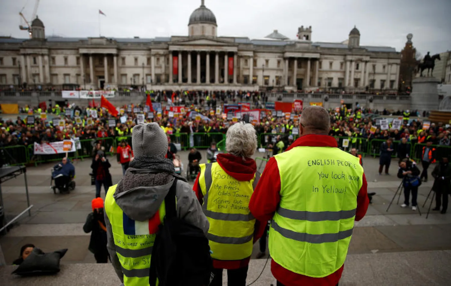 جانب من الاحتجاجات التي شهدتها لندن بمشاركة ممثلين عن حركة «السترات الصفراء» الفرنسية (رويترز)