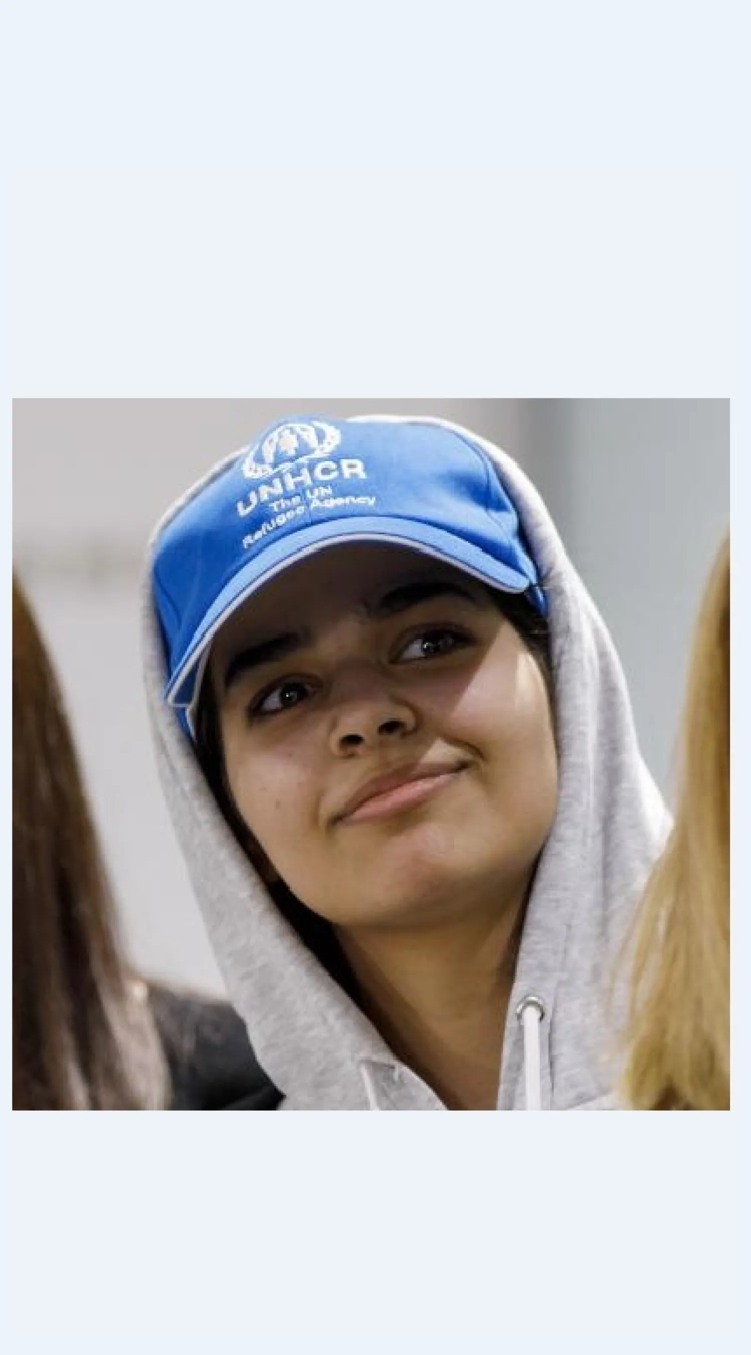 الفتاة السعودية رهف محمد لدى وصولها لمطار تورونتو بكندا أمس(أ.ف.ب)