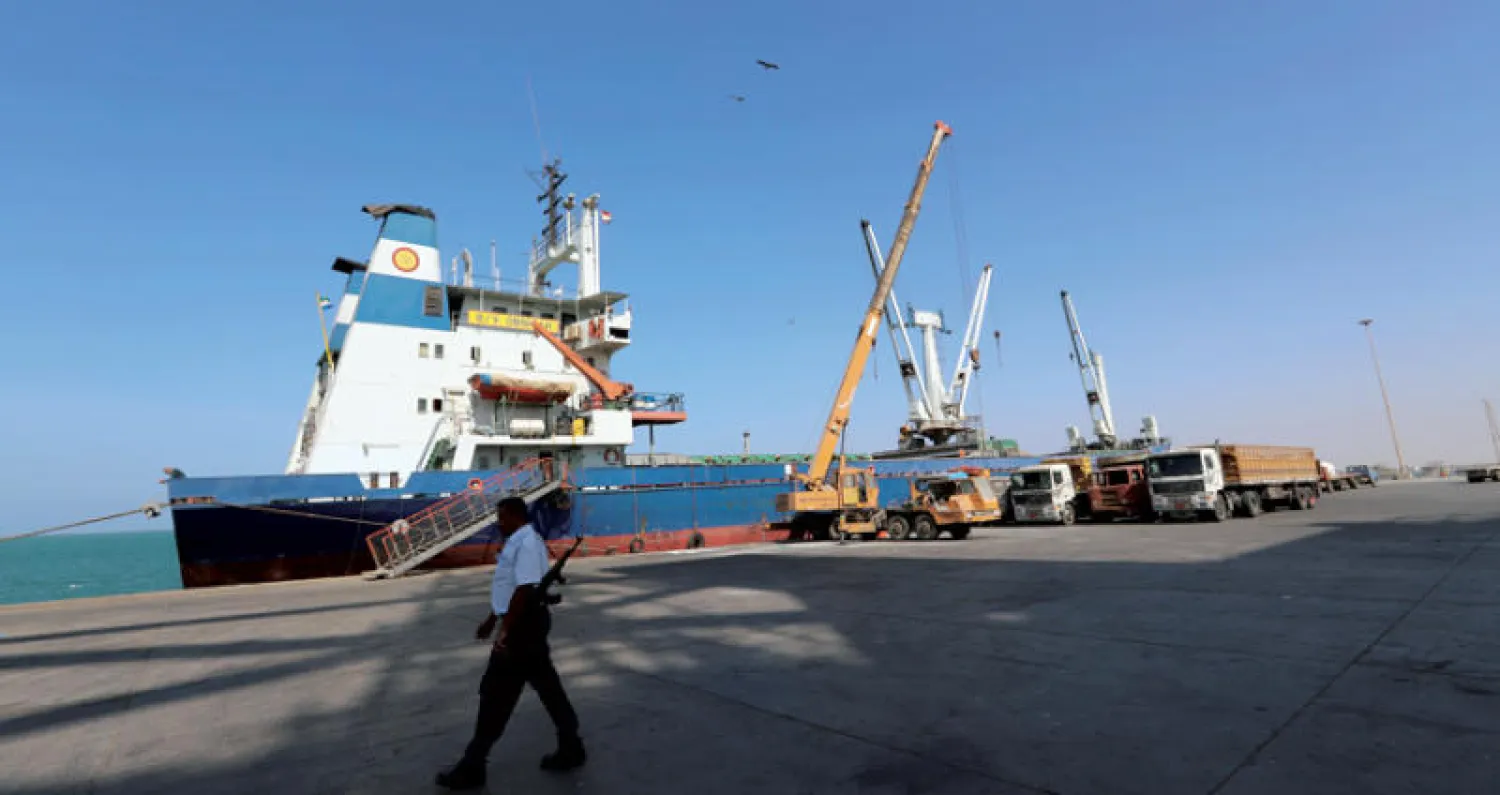 جانب من ميناء الحديدة... ويبدو أحد العناصر الحوثية التي تسلمت الميناء في مسرحية تم رفضها دوليا (رويترز)