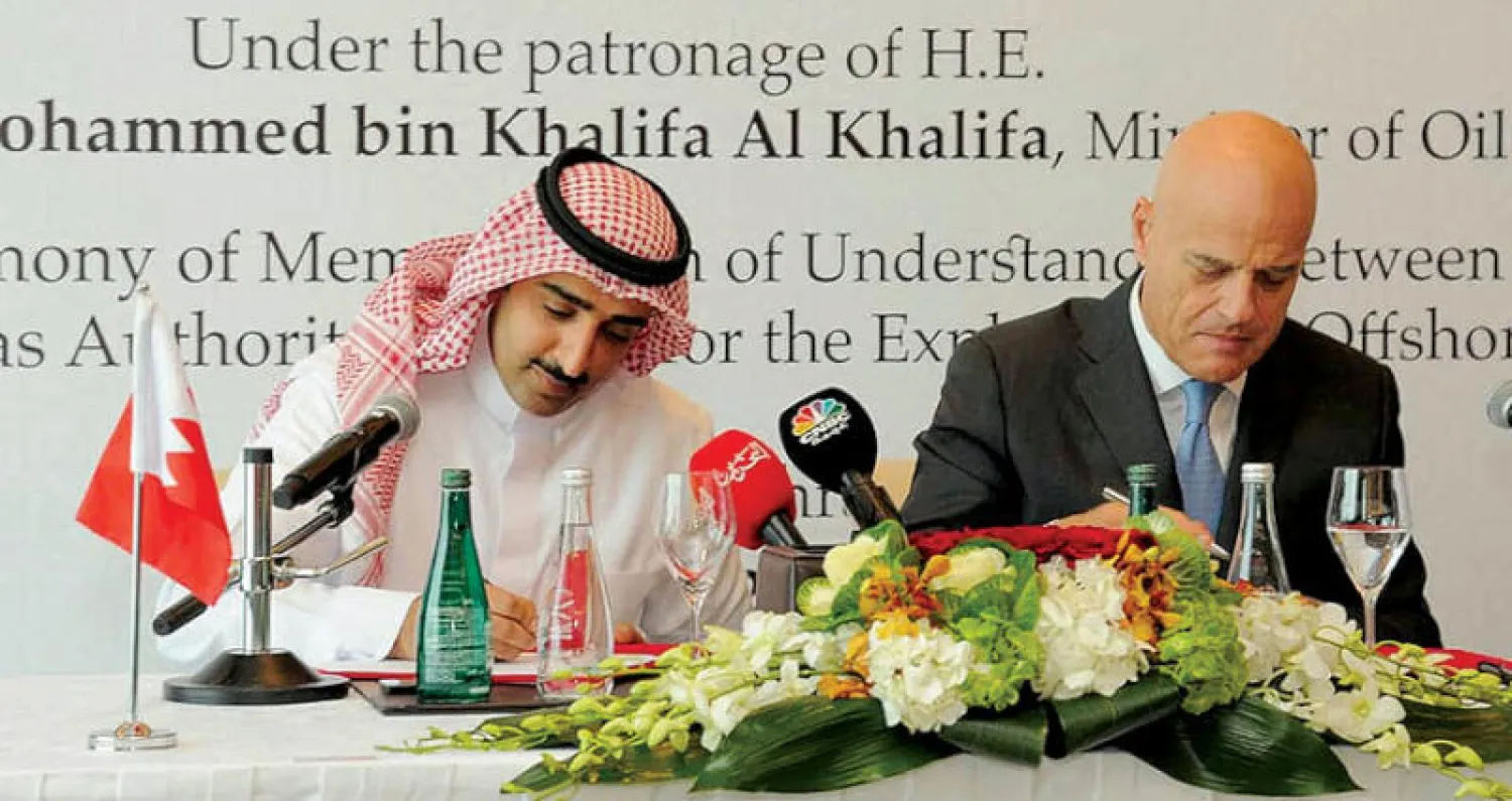 جانب من توقيع مذكرة التفاهم بين وزير النفط البحريني ورئيس «إيني» الإيطالية في المنامة أمس
