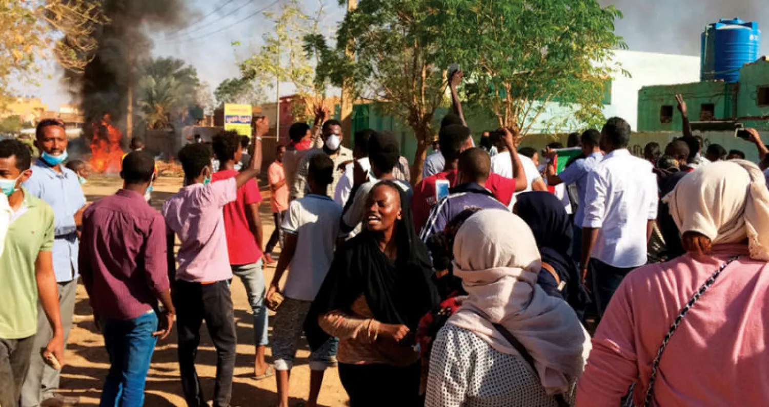 جانب من المظاهرات الاحتجاجية ضد الحكومة في الخرطوم أمس (أ.ب)