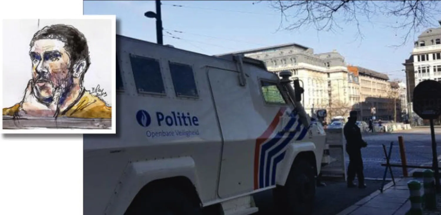 سيارة للشرطة تقف أمام محكمة بروكسل لتأمين جلسة مخصصة للنظر في ملف له صله بالإرهاب («الشرق الأوسط})... وفي الاطار الفرنسي الجنسية مهدي نموش  يمثل أمام محكمة الجنايات المركزية في العاصمة بروكسل اليوم (أ.ف.ب)