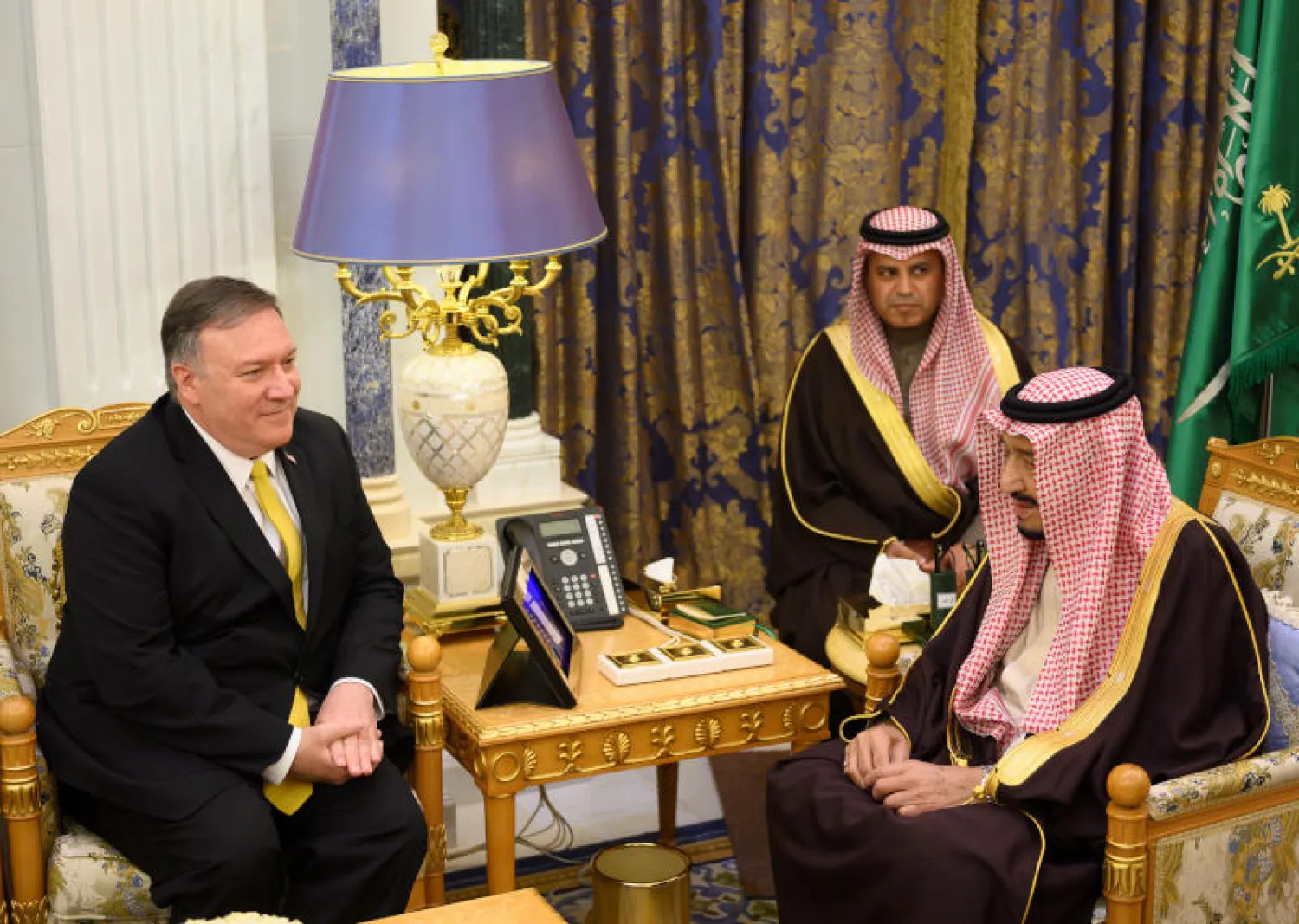 الطائرة الإيرانية المنكوبة (إ.ب.أ)
الرئيس التركي رجب طيب إردوغان (أ.ب)
الرئيس الأميركي دونالد ترمب (أ.ف.ب)
خادم الحرمين الشريفين الملك سلمان بن عبد العزيز خلال استقباله وزير الخارجية الأميركي مايك بومبيو قبل أن يقطع زيارته للشرق الأوسط (رويترز)