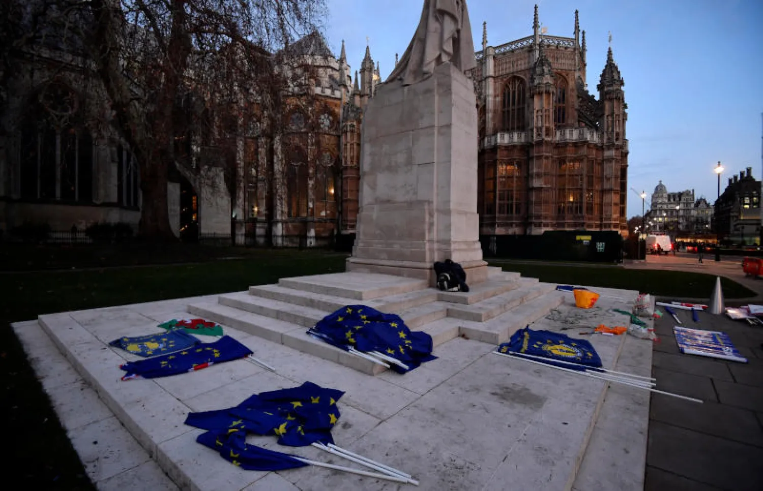 رايات أوروبية مناهضة لـ «بريكست» معدّة للتوزيع خارج مقر مجلس العموم في لندن (رويترز)